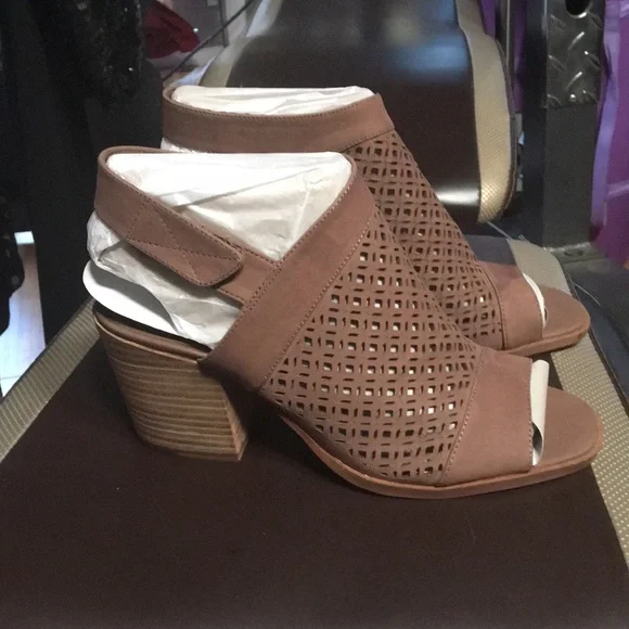 Vince Camuto leather heels - Picture 3 of 3